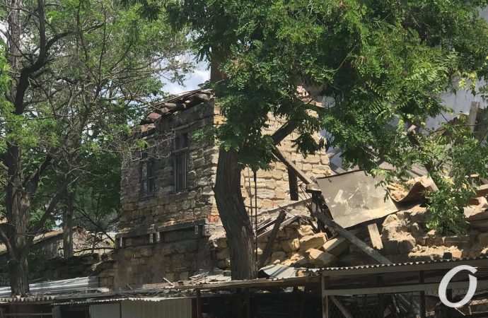 В Одессе на Старопортофранковской рухнул дом и завалил стоянку (фото)