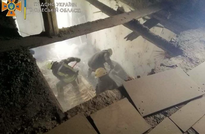 В Одессе рухнул потолок в квартире на Молдаванке – есть жертва (фото)