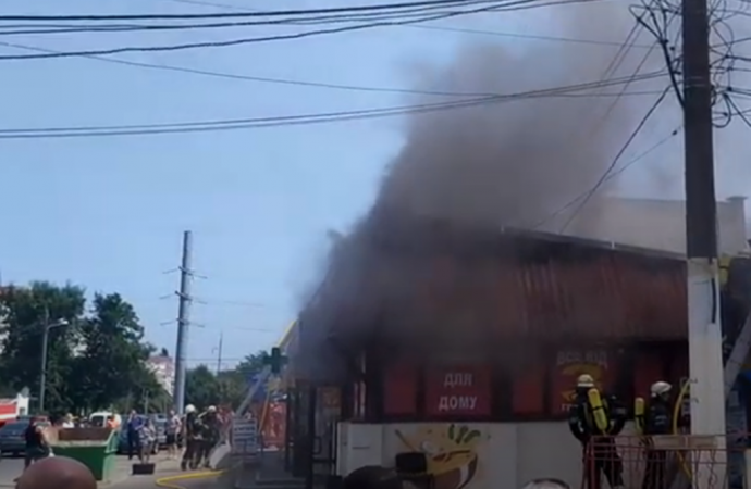 Пожар дня: в Одессе сгорели 3 МАФа на Таирова (видео)