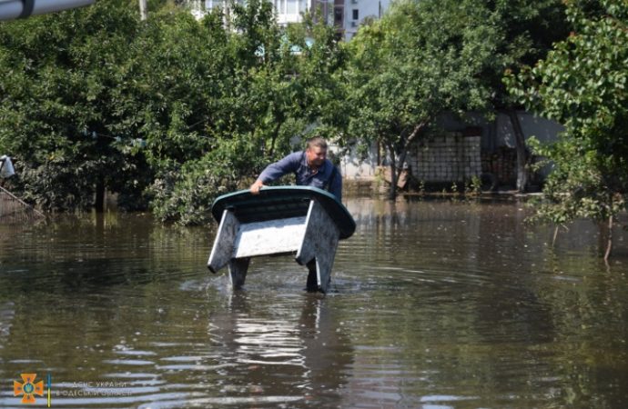 мужчина несет стол в воде