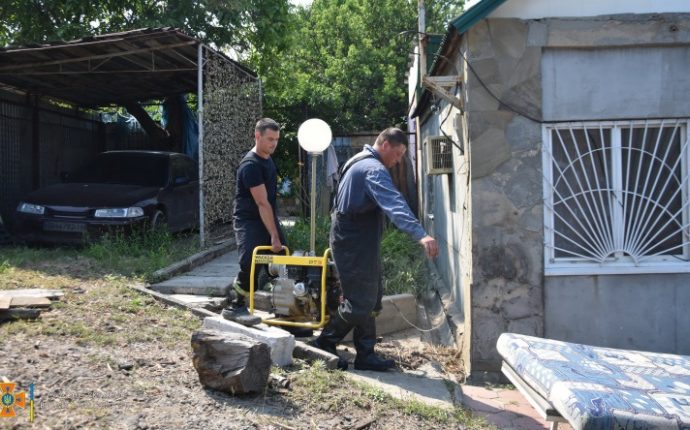 откачивает воду