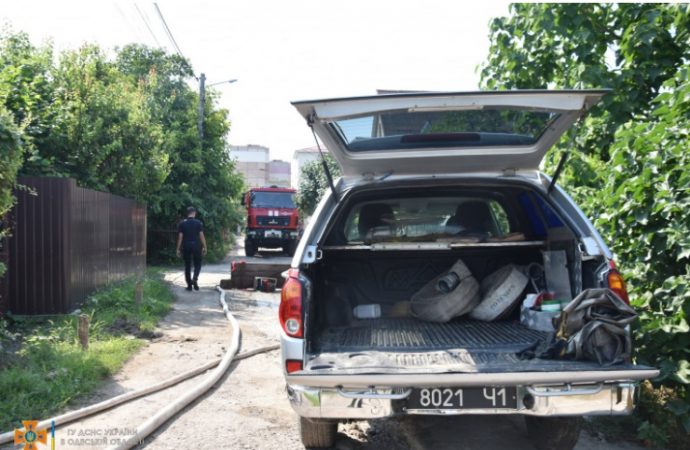 откачивает воду