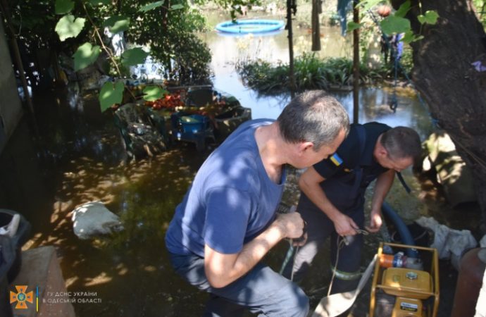 откачивает воду