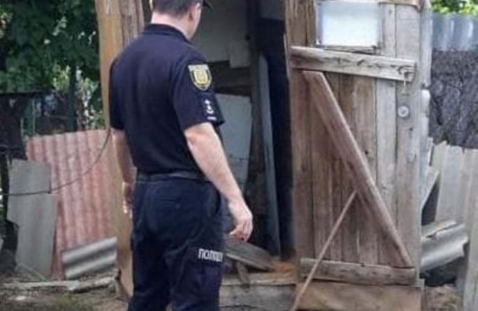 Уронила телефон и лишилась жизни: в Одесской области девочка-подросток задохнулась в выгребной яме туалета