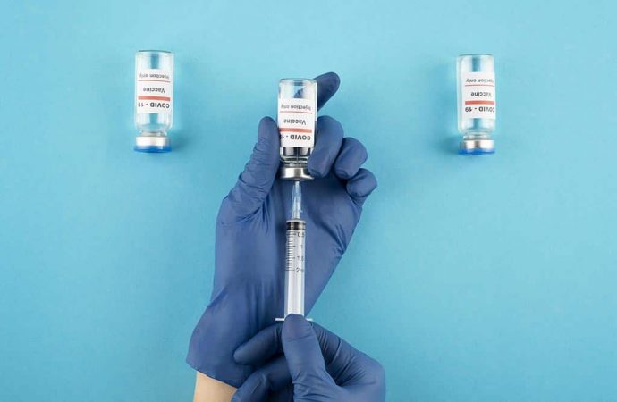 Коронавирус: какие вакцины можно смешивать и как получить COVID-сертификат