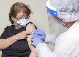 Вакцинация от коронавируса: Минздрав одобрил бустерную дозу для украинцев старше 60 лет