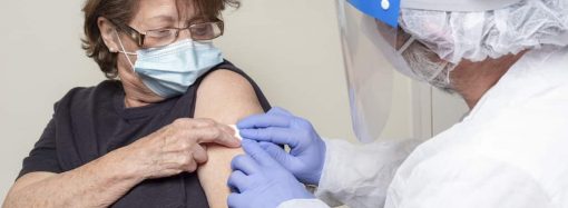 Вакцинация от коронавируса: Минздрав одобрил бустерную дозу для украинцев старше 60 лет