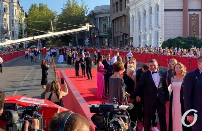 Одесский кинофестиваль-2021: красная дорожка, минута молчания и первый приз (фоторепортаж)