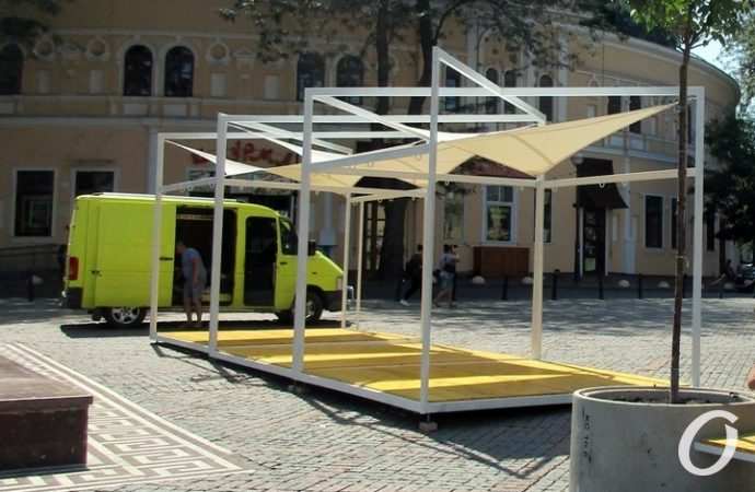 Вместо фонтана: на одесской Греческой площади обустраивают новшество для отдыха (фото)