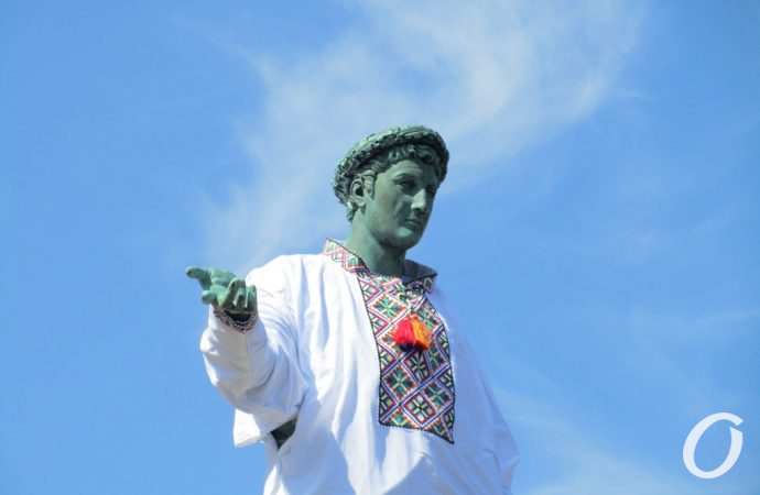 Дюк в вышиванке11