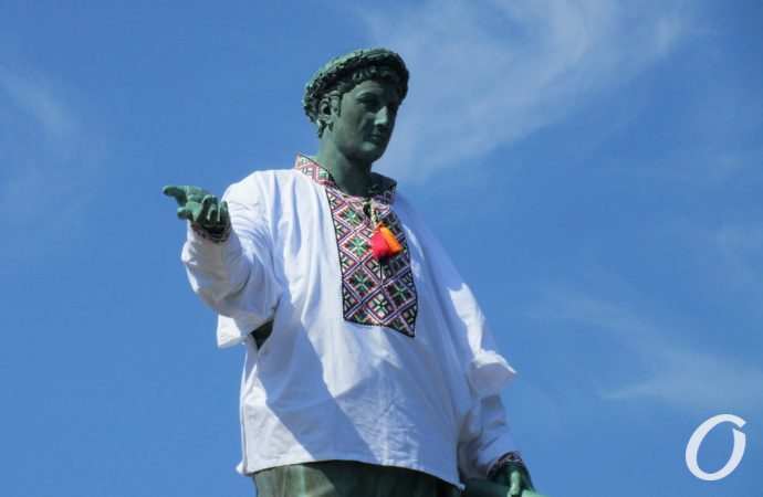 Дюк в вышиванке6