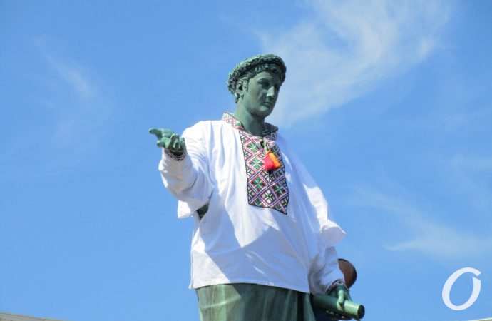 Дюк в вышиванке7