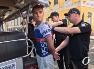 В центре Одессы задержали загадочного «американца» в футболке Russia (видео, фото)