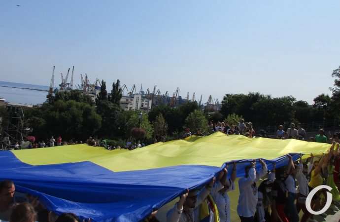 30 лет Независимости – 30-метровый флаг Украины над Потемкинской лестницей (фото)