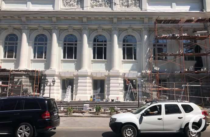ремонт фасада украинского театра