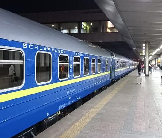 В «элитном» поезде Киев-Одесса расстояние между перроном и вагоном больше обычного: пассажиры тренируют шпагат и прыжки (видео)