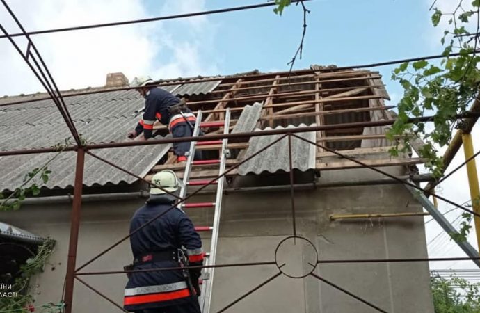 Ураган в Одесской области срывал крыши, валил огромные деревья и заборы (фото)