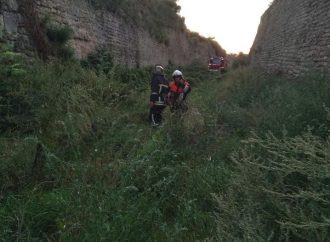 В Белгород-Днестровском мужчина упал с крепостной стены в ров