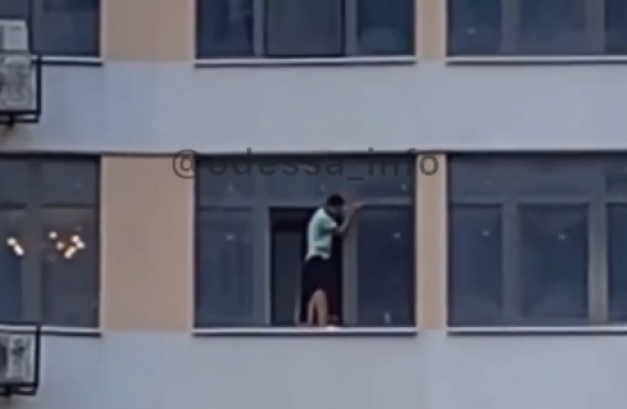 Одессит вышел на карниз 11 этажа, чтобы помыть окно (видео)