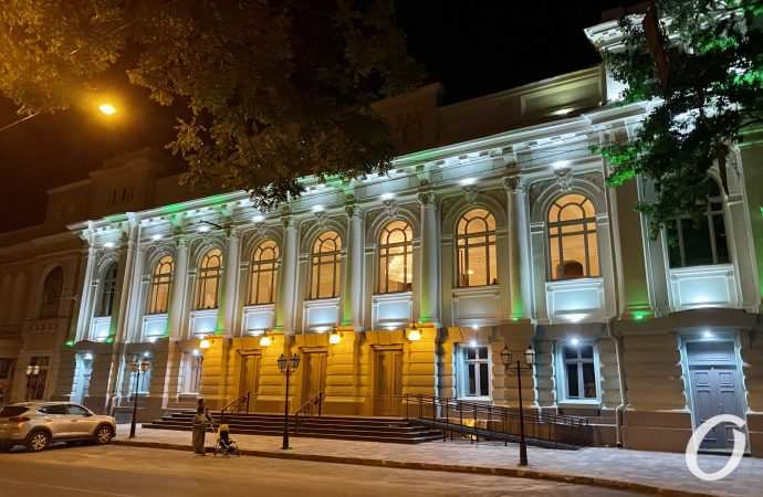 Украинский театр открыли после реставрации премьерой и подписанием меморандума 
