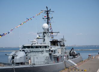 В порту Одессы пускали на боевые корабли, а на Морвокзале показали вооружение (фоторепортаж)