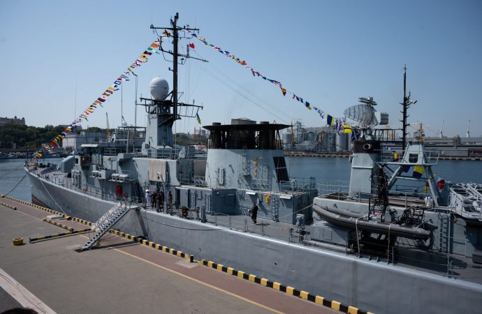 военный корабль в порту Одессы