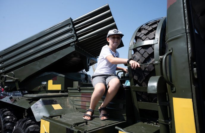 мальчик на боевой машине