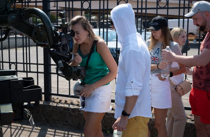 девушка с прибором