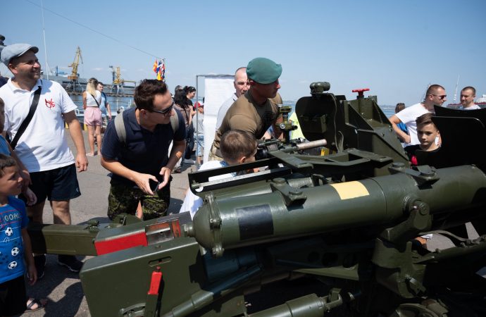 мужчина рассматривает пушку