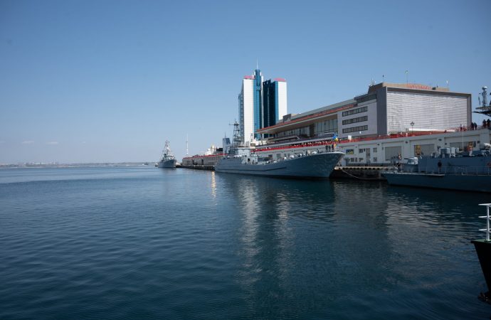 десантный корабль в порту Одессы