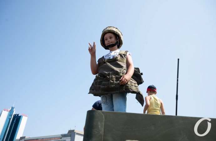 девочка в каске и бронежилете