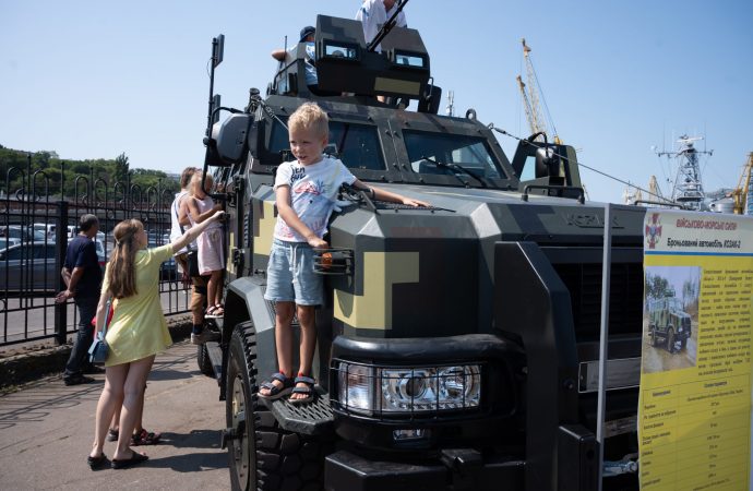 мальчик на бронеавтомобиле
