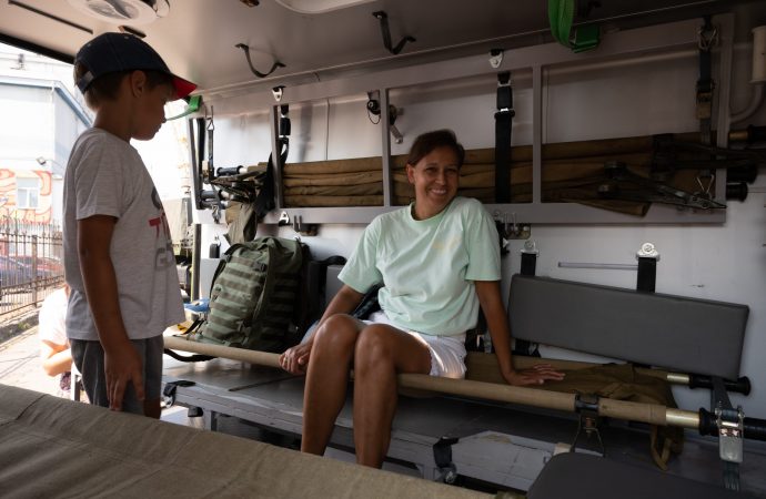 девушка в бронеавтомобиле