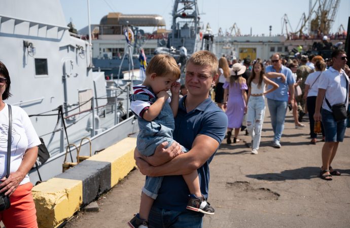 папа держит сына на руках