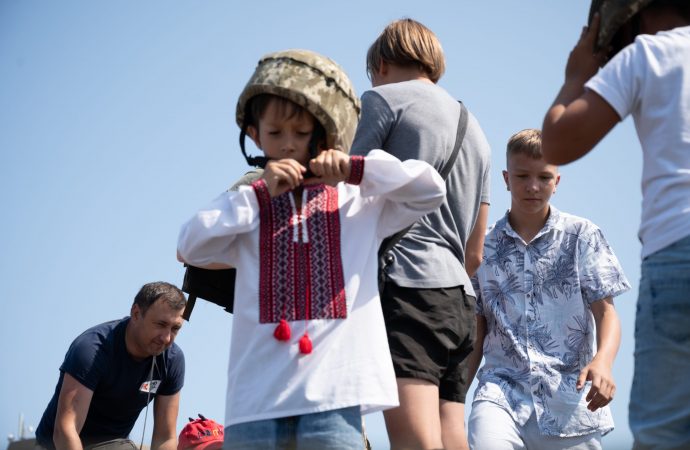 мальчик в каске