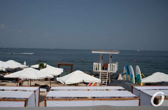 вышка спасателей на пляже