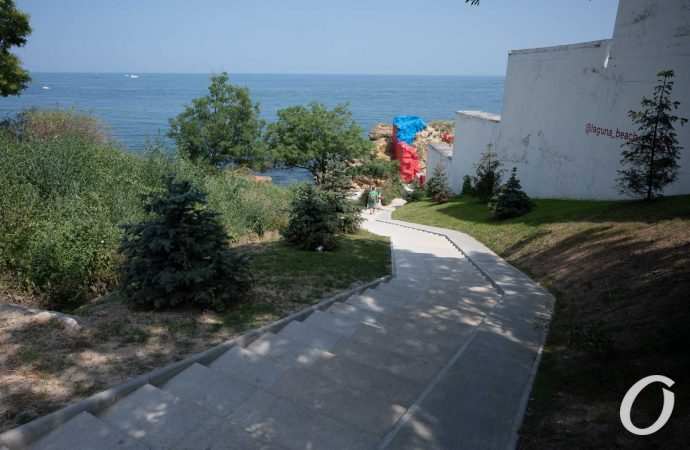 спуск кпляжу