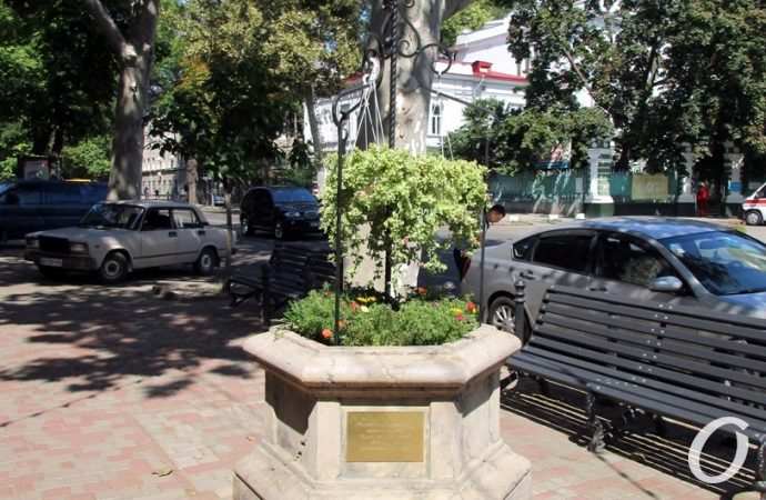 В Одессе установлен арт-объект в память об одесских дворовых колодцах