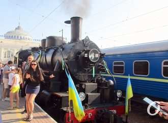 Пронзительный гудок и уголек: с Одесского железнодорожного вокзала отправился в вояж раритетный старичок-паровоз