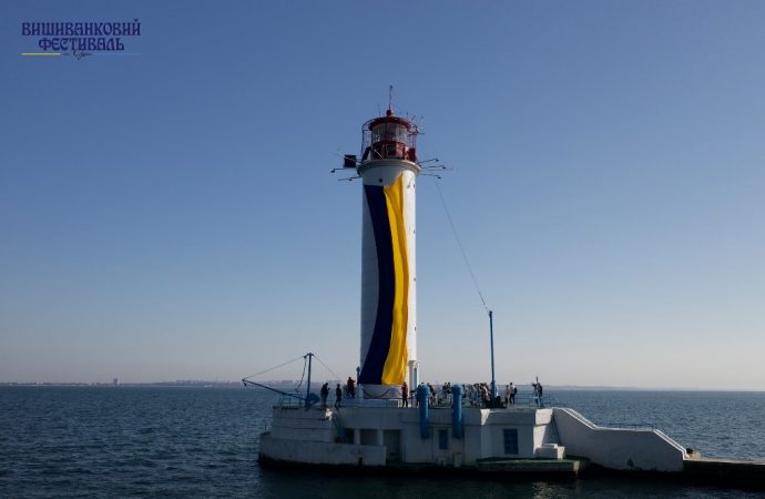 Одесский Воронцовский маяк стал «сине-желтым» (фото)