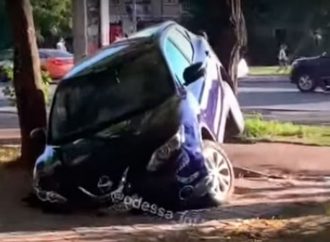 «Карма в действии»: как в Одессе судьба «гения парковки» наказала (видео, фото)