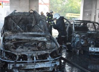 В Одессе сгорел автопарк вместе с машинами (фото)