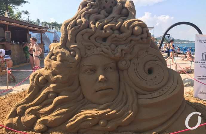 Масштабный пожар, песчаные скульптуры и огромная очередь — новости Одессы за 1 августа