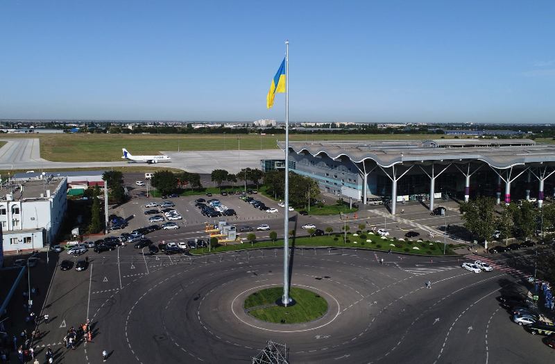 украинский флаг в одесском аэропорту3