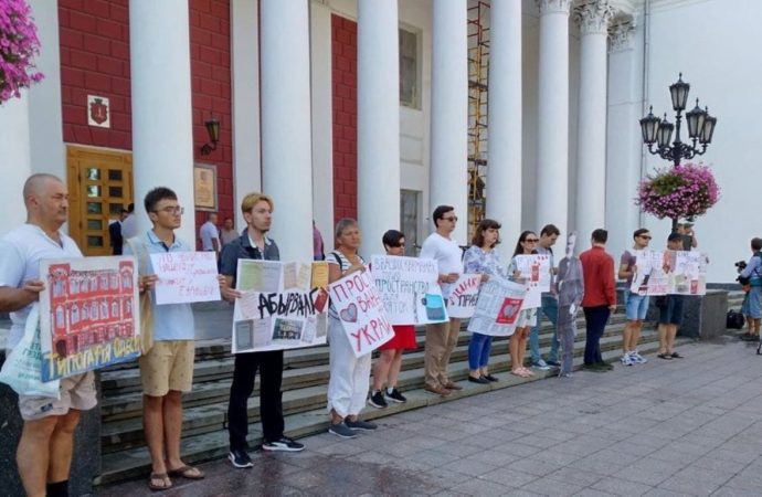 Еще можно спасти? Защитники «типографии Фесенко» вышли на акцию протеста к зданию одесской мэрии