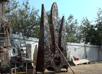 «Железный» скульптор из Одессы изваял мега-герб Украины (фото)