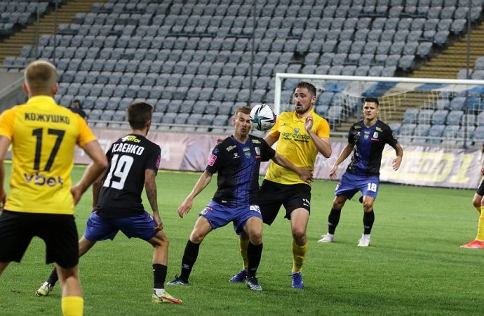«Черноморец» сыграл домашний матч – фанаты забросали команду петардами и файерами