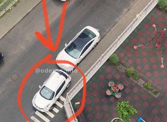Одессит припарковался, нарушив 4 запрета сразу: мастер-класс от «героя парковки»