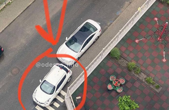 Одессит припарковался, нарушив 4 запрета сразу: мастер-класс от «героя парковки»
