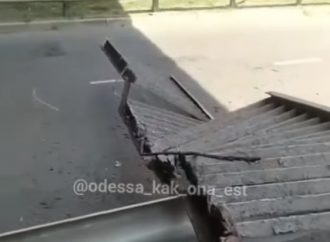 В Одессе «устал» еще один мост: перила обвалились прямо на дорогу